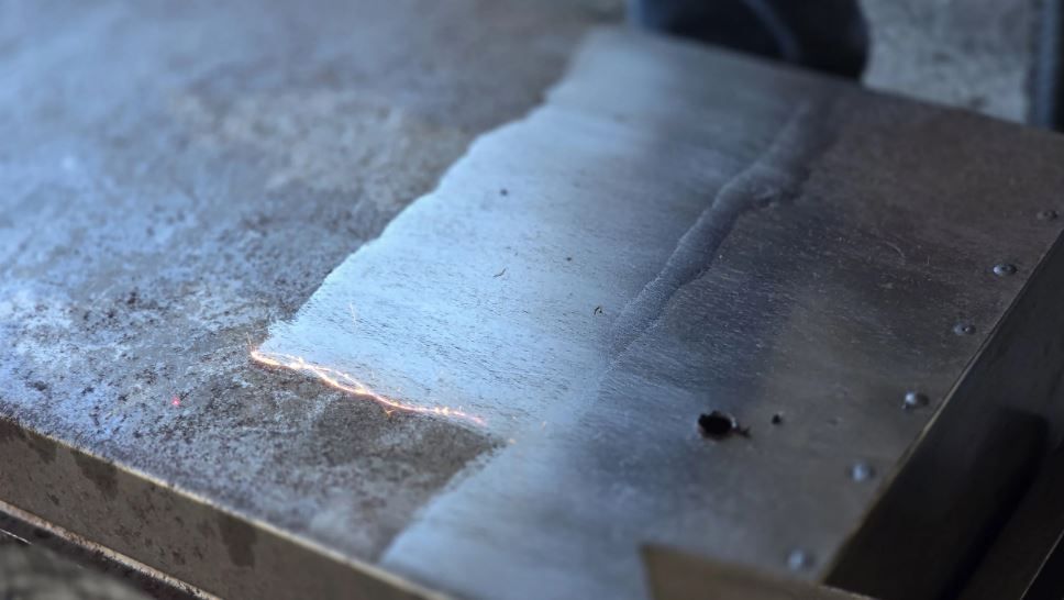 Machine de nettoyage laser avec faisceau pulsé