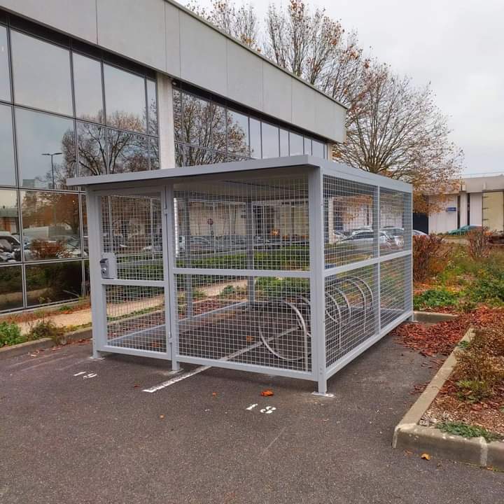 Abri 2 roues sécurisé fermé contre le vol,  les intrusions et les intempéries  idéale pour les collectivités, entreprises, résidences, ou zones sensibles- MIGA_3