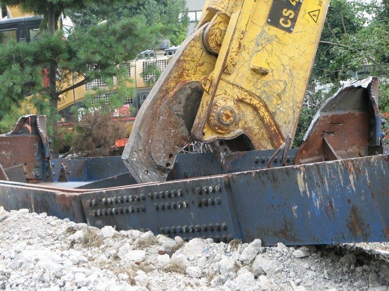 Cisaille pour mini-pelle avec vérin haute performance