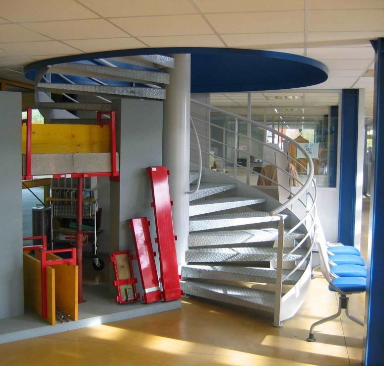 Escalier hélicoïdal Ysoman - Ysofer Esca - passage 1UP ou 2UP avec marches vissées et finitions personnalisées_3