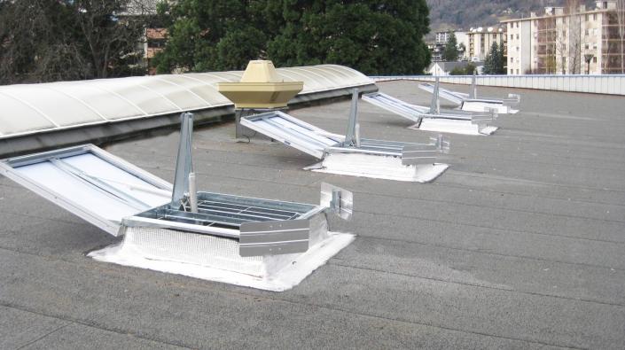 Lanterneau ponctuel ecofeu 160 pn / sur costière en acier / avec protection solaire_3