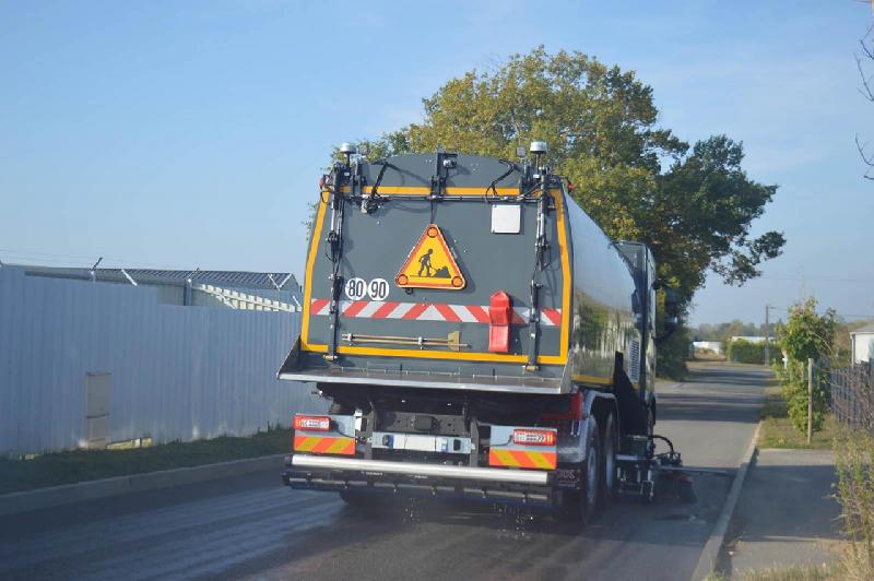 Balayeuse châssis TP Brock VS 11 avec grande capacité et options personnalisables - Balayeuse de voirie CMAR Brock VS 11 avec autonomie record et équipements sur mesure_3