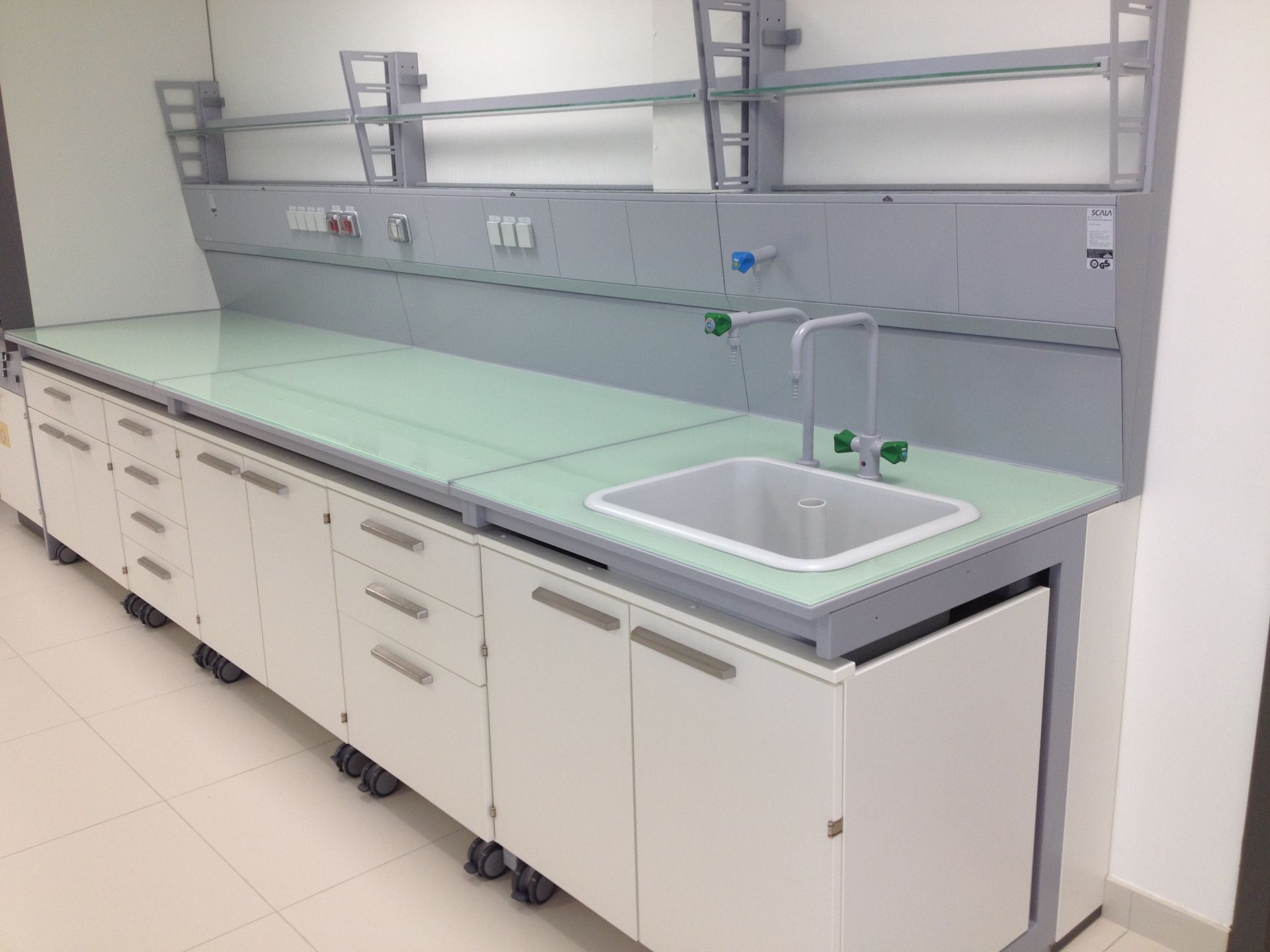 Paillasses de laboratoire pour  toutes les exigences en matière de poste de travail de laboratoire_2