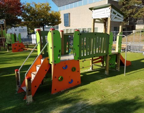 3703 - Ma Cabane, structure pour aire de jeux Transalp - 2 tours avec toboggan, mur d'escalade et panneaux ludiques_3