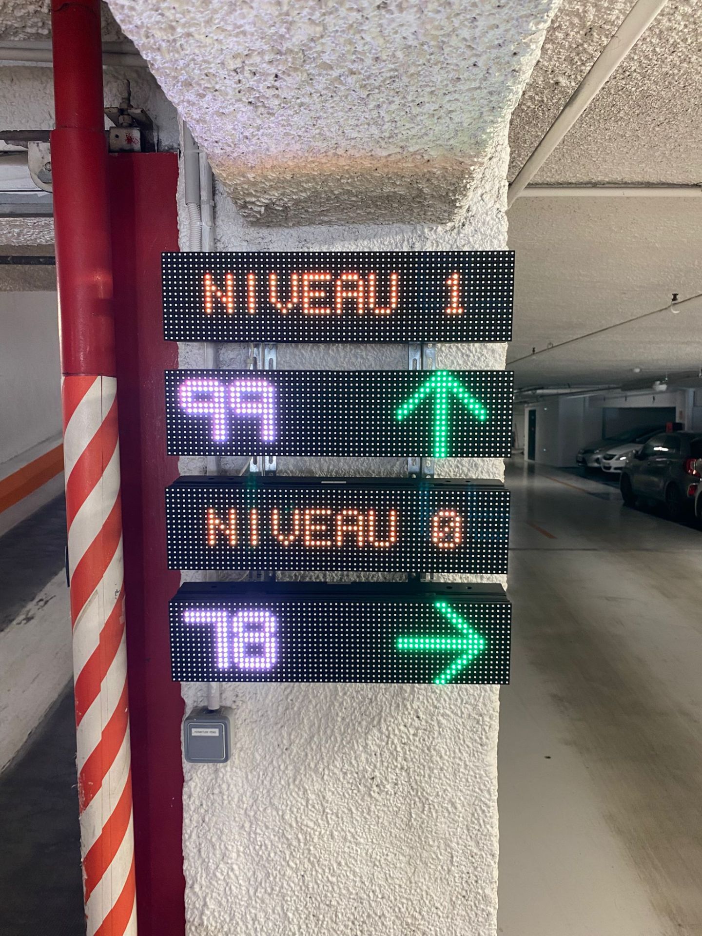 Système de guidage à la place de parking - Solution automatisée de détection, signalisation et surveillance par caméra pour parkings_3