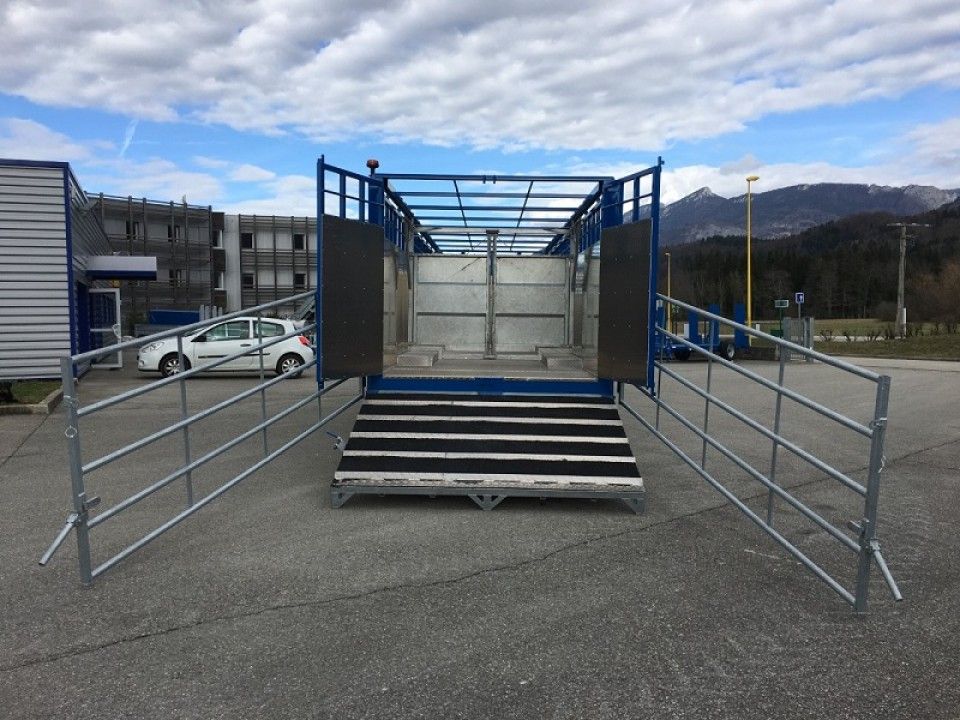 Remorque agricole en aluminium avec portes arrière à fermeture automatique