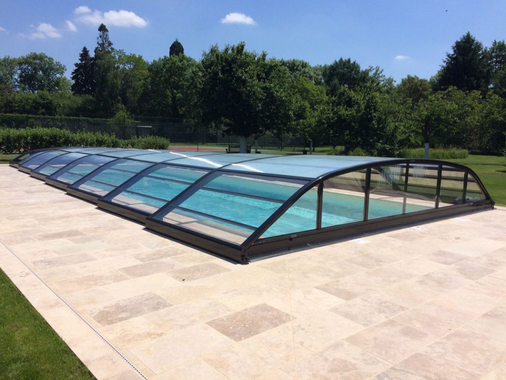 Couverture télescopique pour piscine avec lignes fluides et finition esthétique