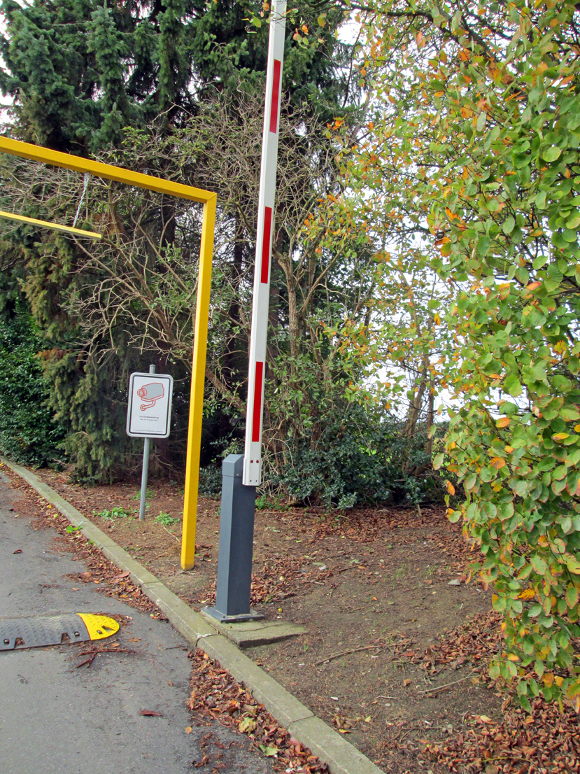 Barrière levante manuelle Alphatronics - design moderne et résistant aux conditions météorologiques_3