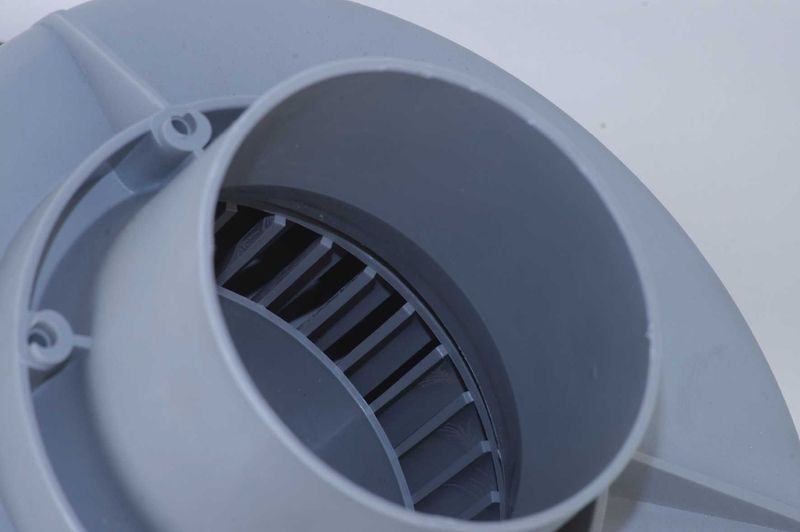 Dispositif d'extraction de vapeurs avec turbine à cage d'écureuil