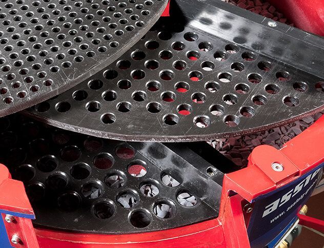 Machine de tribofinition adaptée à divers produits de polissage