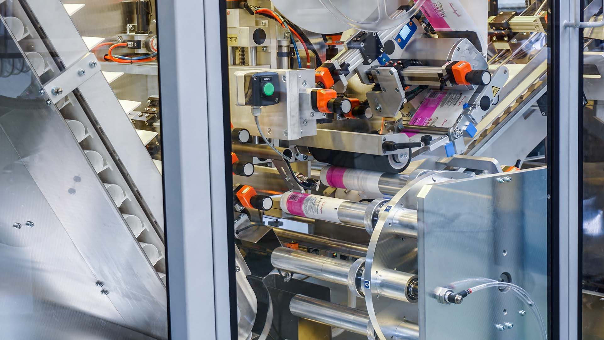 Etiqueteuse-banderoleuse automatique de tubes - Dépose d'étiquettes autour des tubes vides_3