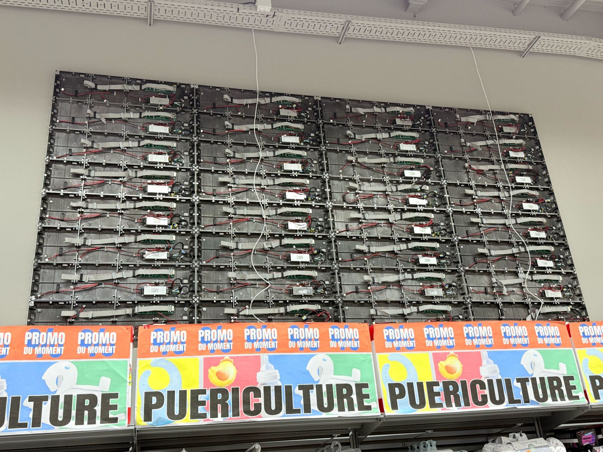 Écran LED intérieur avec caisson fixe métallique - Idéal pour vitrines de boutiques ou intérieurs - Haute luminosité et diffusion jusqu'à 4K_4