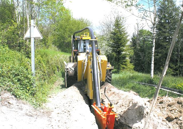 Porteur UNAC 300P avec système de déport latéral et options d'outils adaptables
