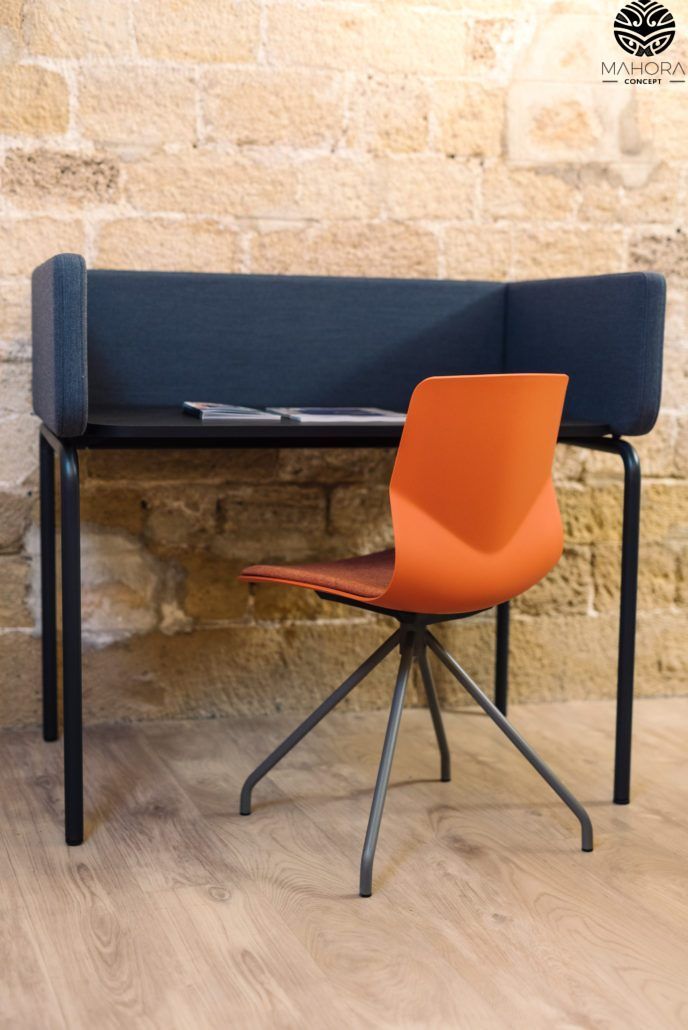 Four us Worx - Bureau open space compact design - Bois de pin, isorel, cloisons 3 pans intégrées_3