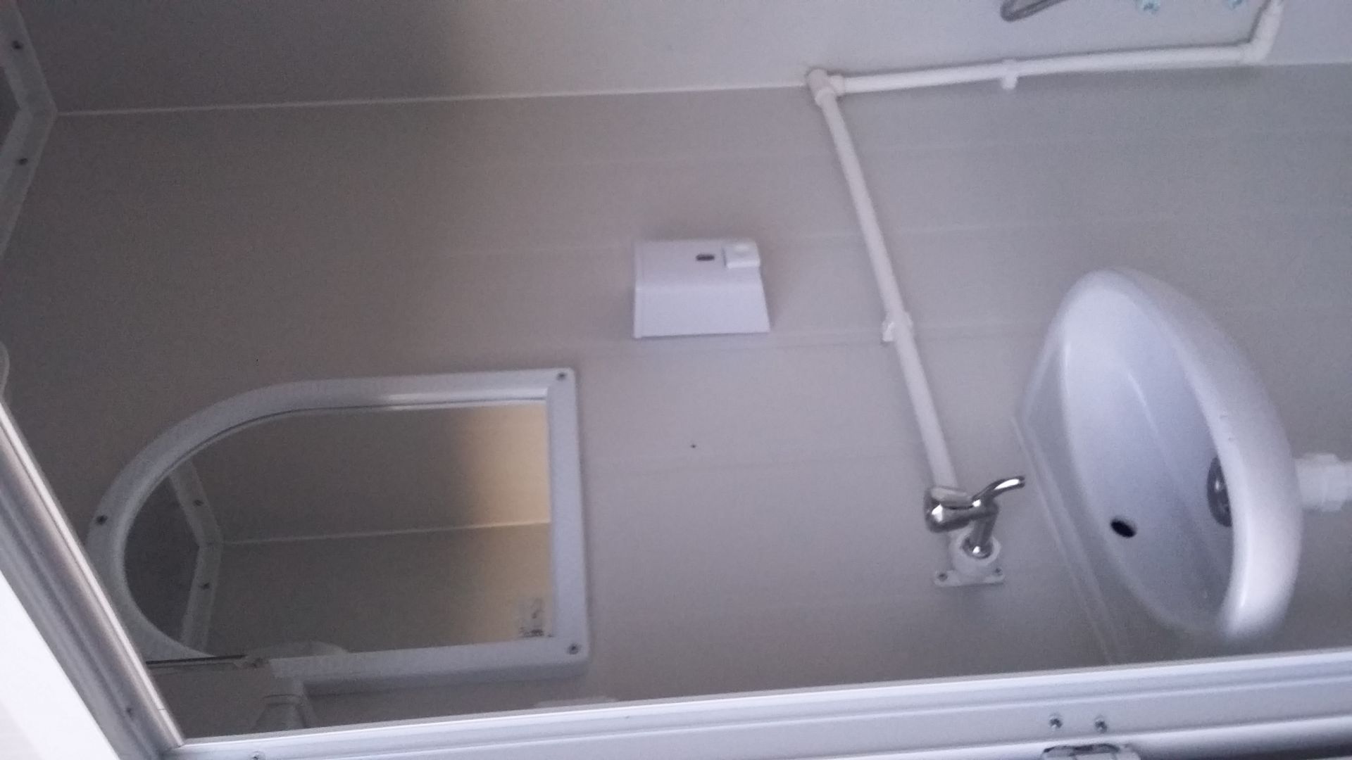 Cabine sanitaire raccordable isolée Liberty Box - panneaux sandwich en acier galvanisé - pour chantier et événementiel_4