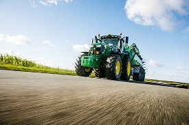 Tracteur agricole John Deere avec récepteur StarFire 6000 et précision SF3