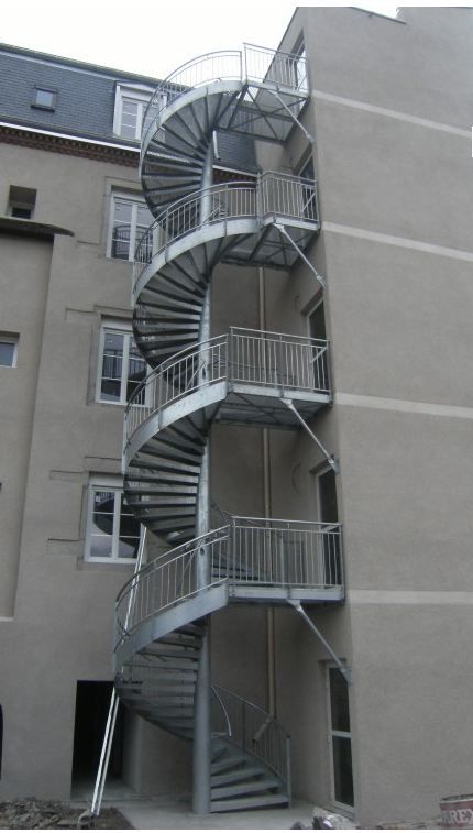 Escalier hélicoïdal robuste avec marches vissées sur mât central