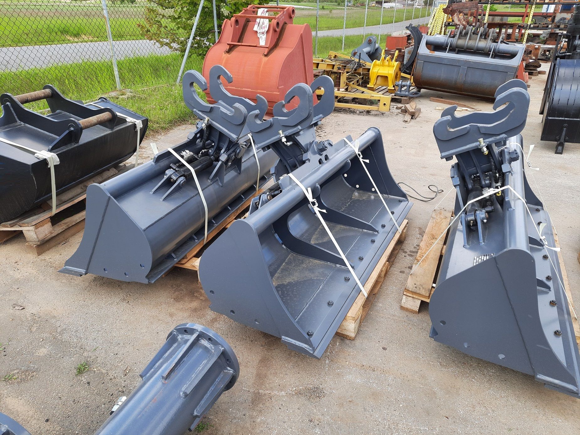 Accessoire Mecalac godet curage inclinable