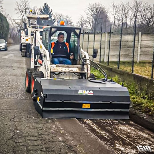 Balayeuse pour entrepôts et centres de recyclage