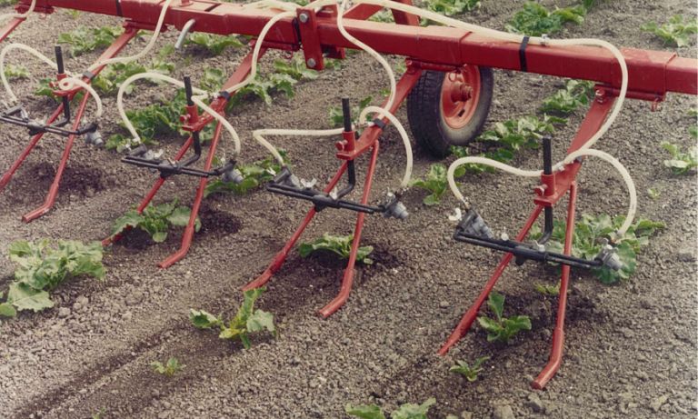 EC-Spray - Bineuses agricoles Steketee - Protection jusqu'à 80 % des herbicides et fongicides - Application sur rangs et buttes_3