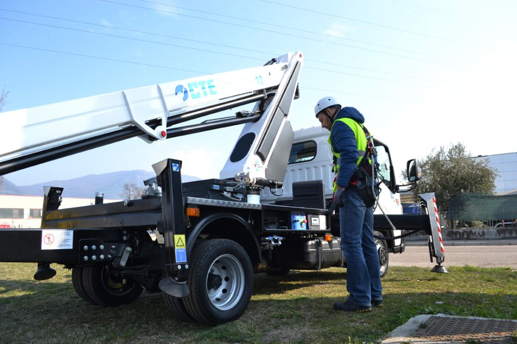 B-lift 18 Camion nacelle - CTE - 18m - Bras télescopique à 3 éléments et rotation tourelle 540°_3
