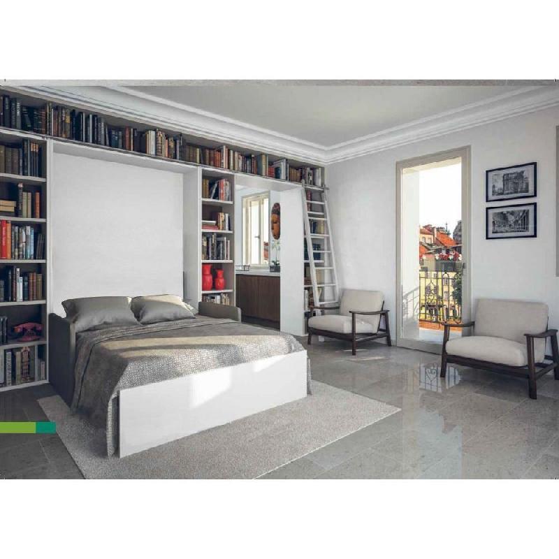 Armoire lit escamotable Traccia - Structure blanche avec canapé intégré en tissu rouge, accoudoirs larges, couchage 160x200 cm_3