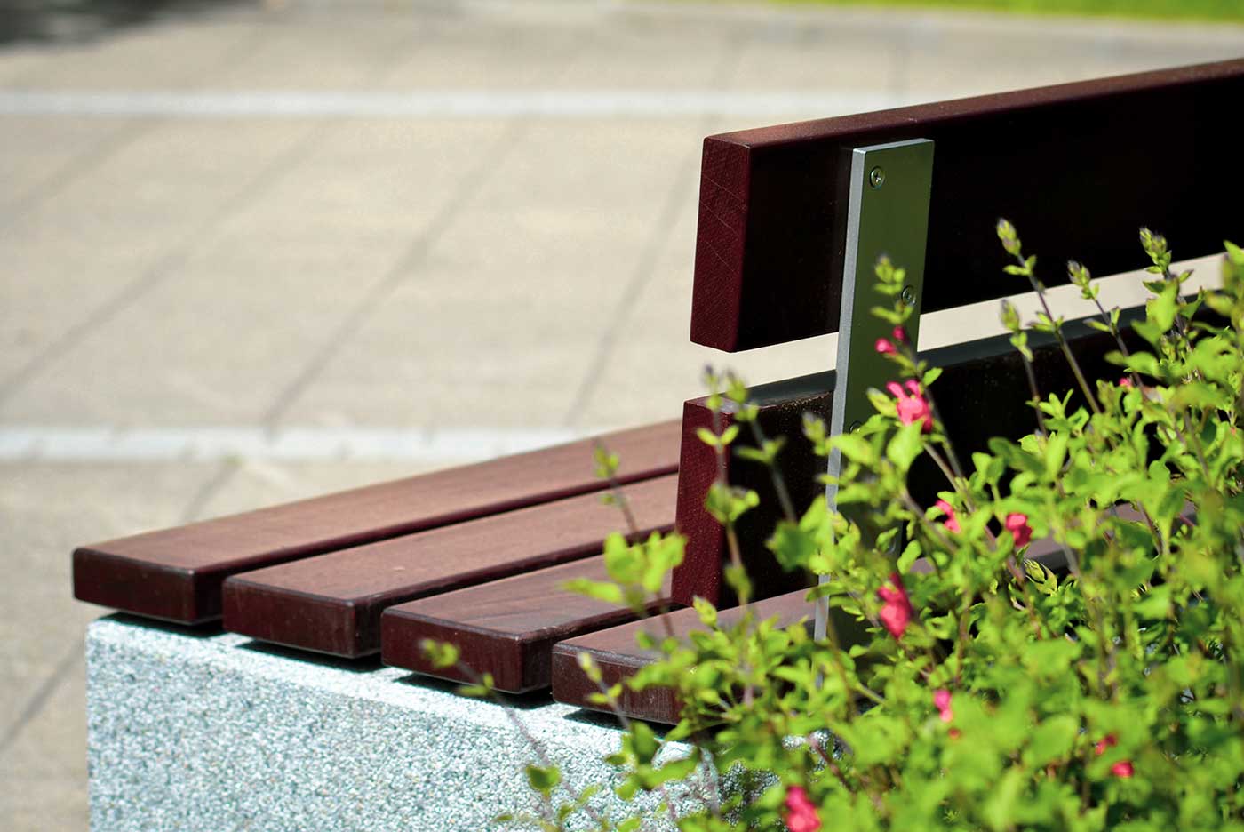 Banc public Kube Plus UM372LP - béton armé hydrofuge, structure inox et lattes bois tropical_3