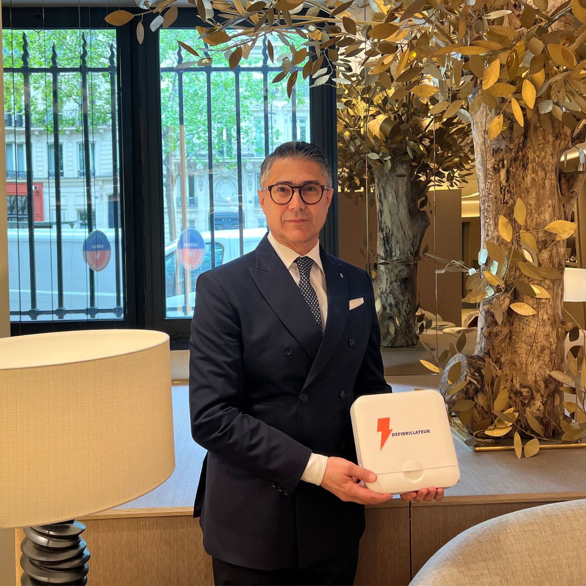 Défibrillateur connecté Lifeaz Clark pour entreprise et ERP, entièrement automatique, achat ou location, pack maintenance disponible_3