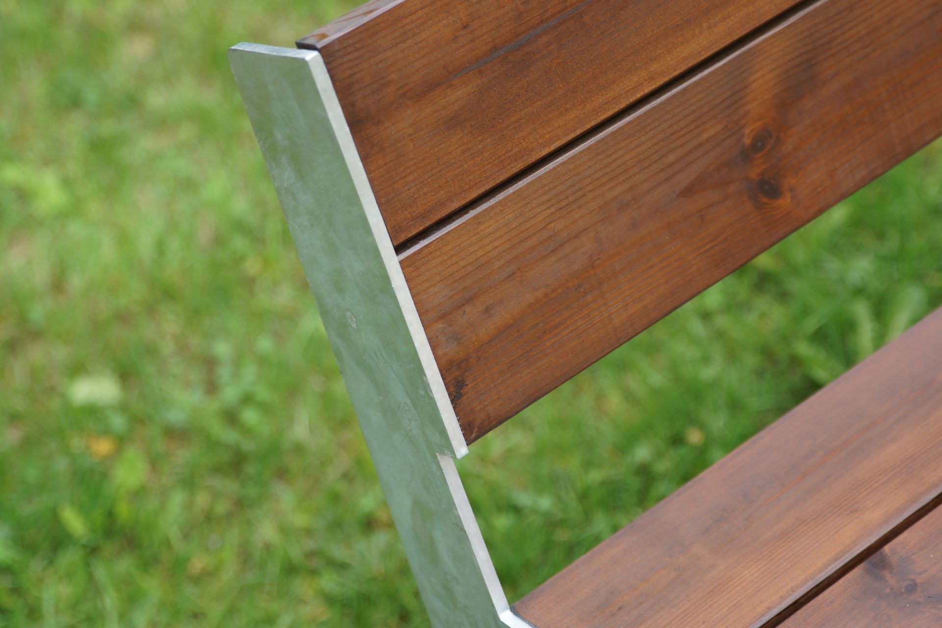 Banc public moderne en acier et bois mélèze