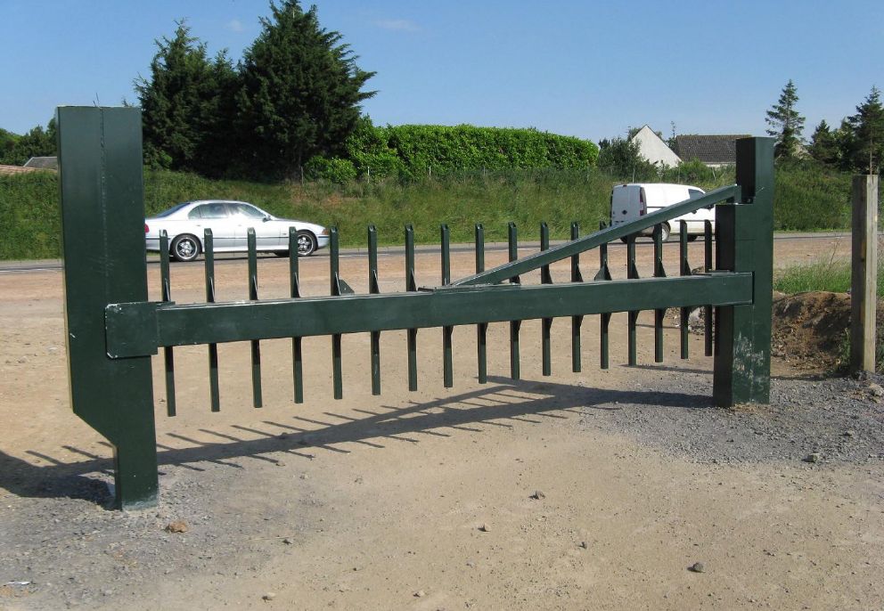 Barrière de contrôle d'accès avec système anti-coupe breveté