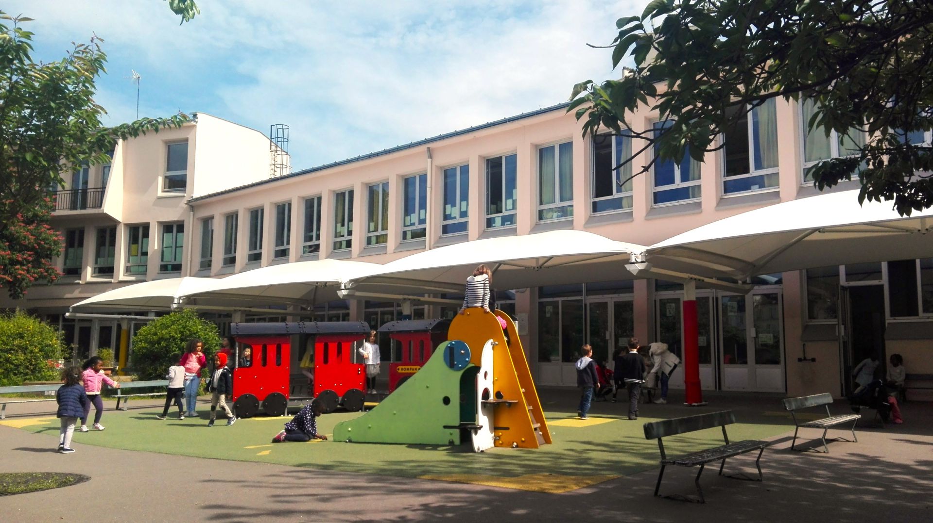 Préau d'école écologique et recyclable - KOMAN Groupe_3