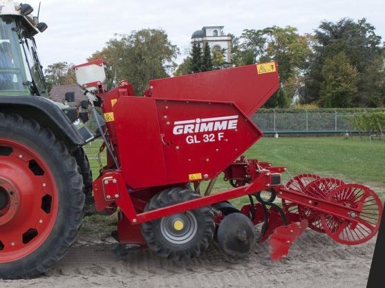 Machine agricole Grimme avec distributeur d'engrais intégré