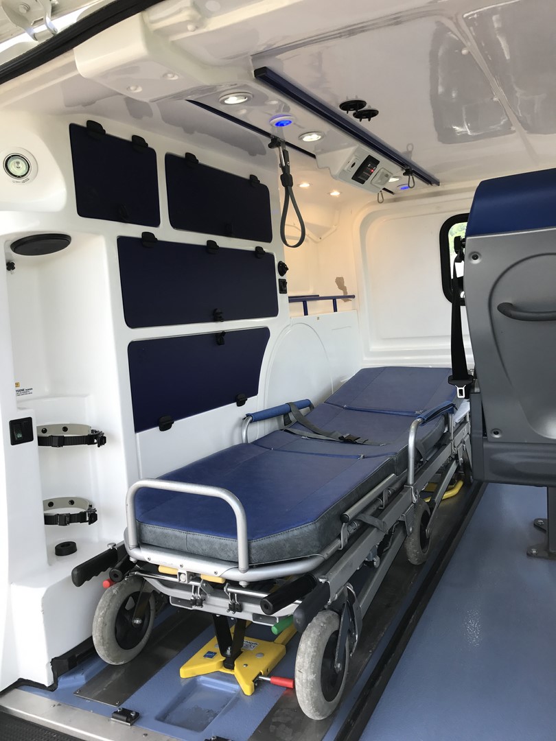 Opel Vivaro ambulance avec gyrophare avant et arrière