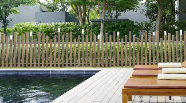 Clôture PVC ajourée - lisses verticales 5 cm d'épaisseur, renforcées aluminium - COSMOS - Gamme Prestige_3