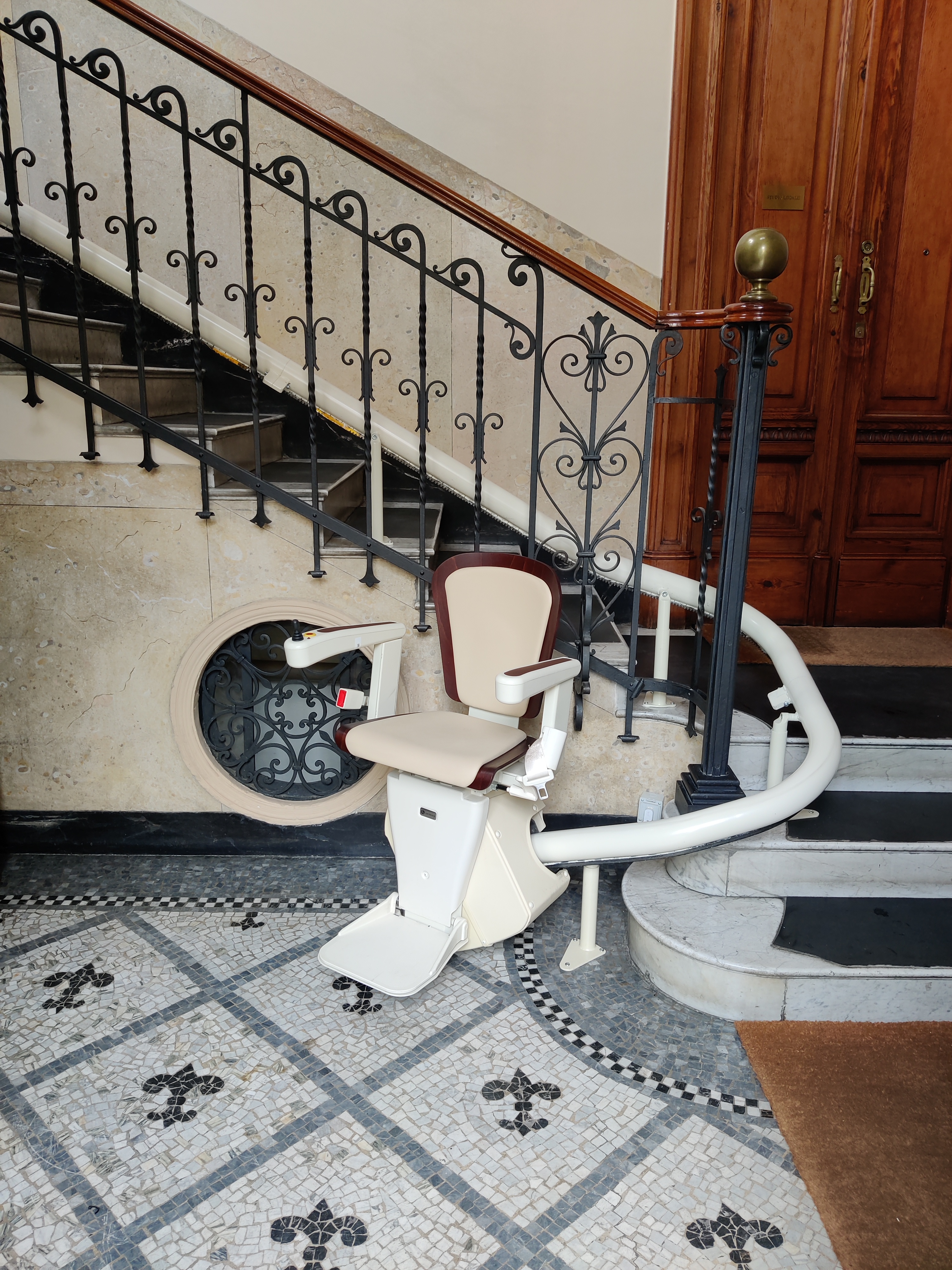 Fauteuil monte-escalier Vimec Capri - repose-pieds antidérapants, pour escaliers tournants - design sûr et esthétique_3