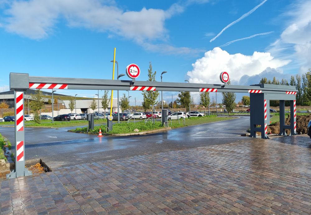 Portique coulissant motorisé ou manuel permettant de réguler et limiter les flux de véhicules  STOPOCAR ATLAS - PREFABAT_0