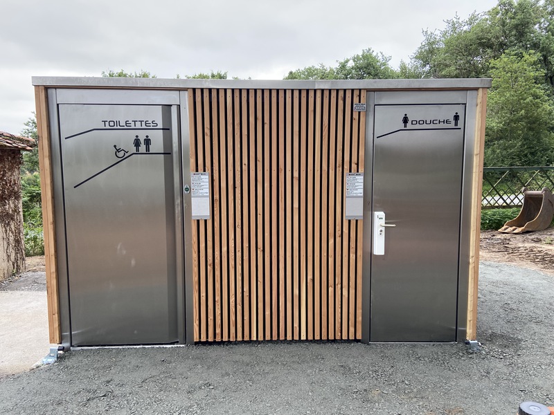 Cabine PMR avec une cabine douche et équipée de local technique - réf. 2052_3