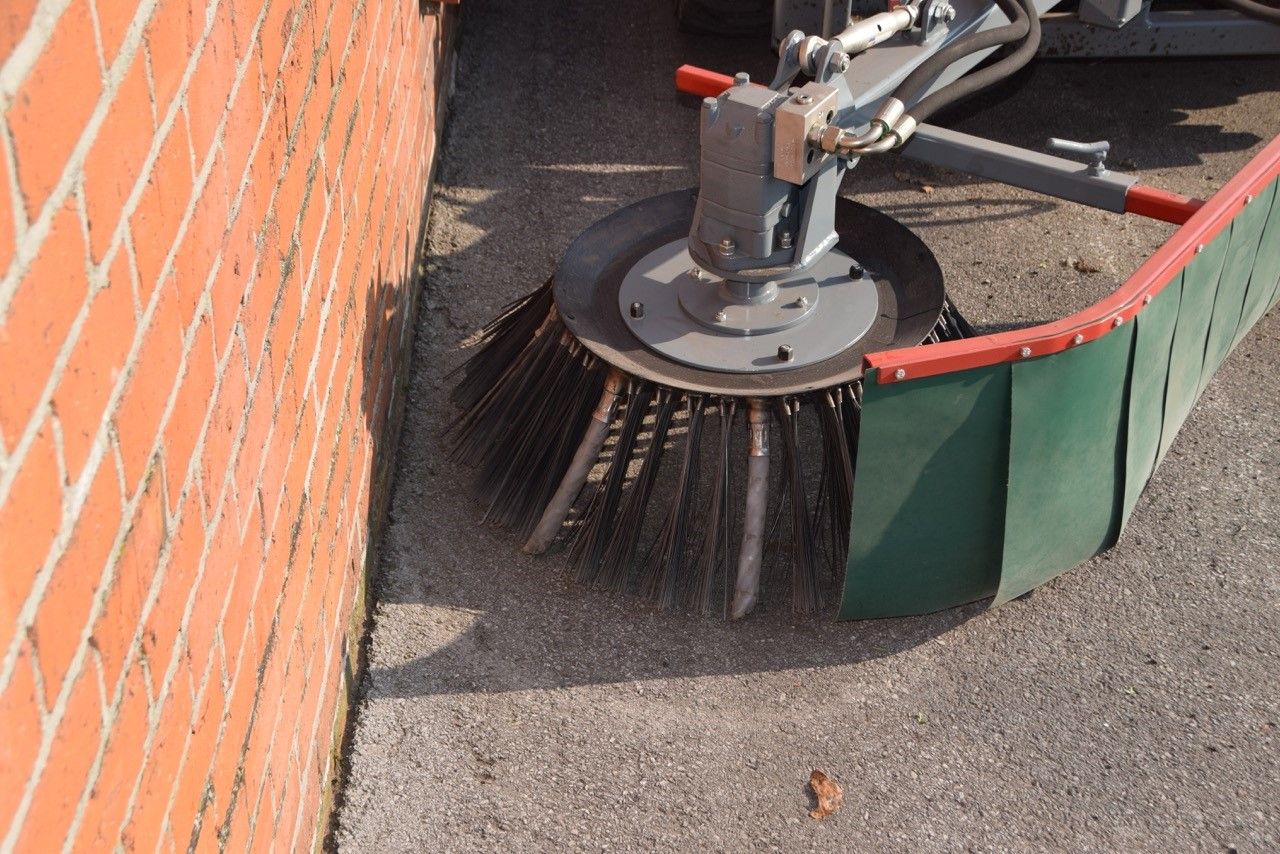 Solution de désherbage mécanique pour caniveaux et routes