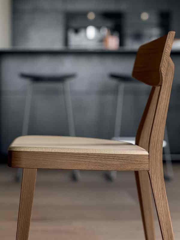 Chaise de restaurant Compasso en frêne - design raffiné avec dossier incurvé et multiples finitions_3