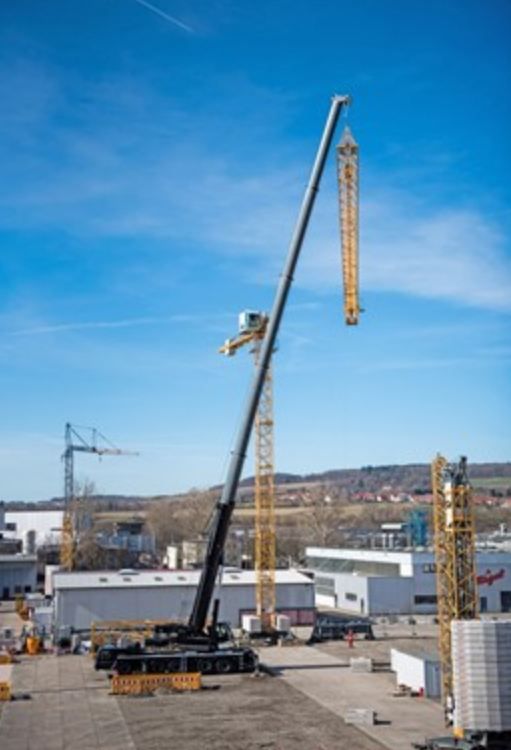 Grue mobile performante pour montage de grues à tour