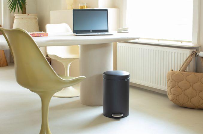 Poubelle à pédale NewIcon - 12 litres - Mineral Infinite Grey - Brabantia - Volume S - Sense of luxury - Facile à nettoyer_3