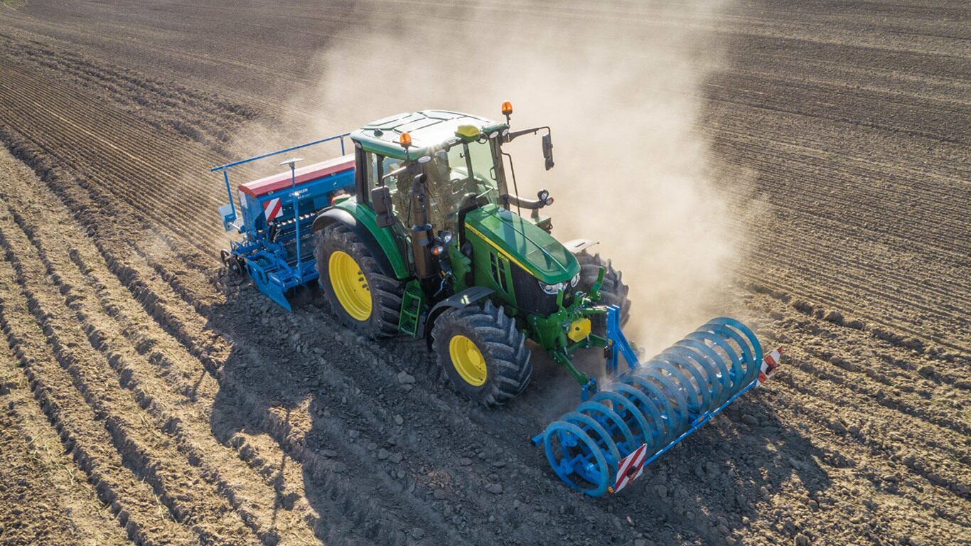Vue dégagée depuis la cabine du tracteur agricole John Deere 6090M