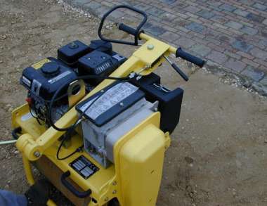 Rouleau compresseur BW 55 E Bomag - monocylindre à guidage manuel - 2.2 Kw Honda - 560 mm de largeur de travail_3