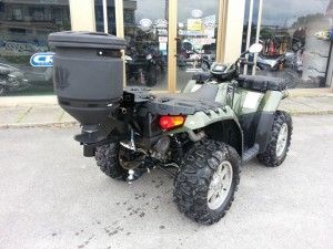 Epandeur de sel pour fixation sur boule d'attelage