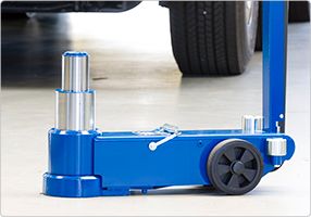 50-2 - Cric hydropneumatique à deux étages AC Hydraulic - Capacité : 50/25 T - Pour bus et camions de grande taille_3