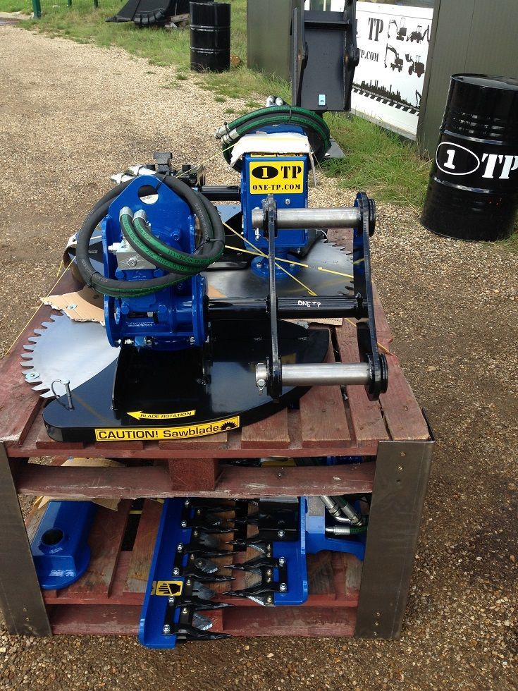 Accessoire d'élagage adapté aux pelles avec montage rapide