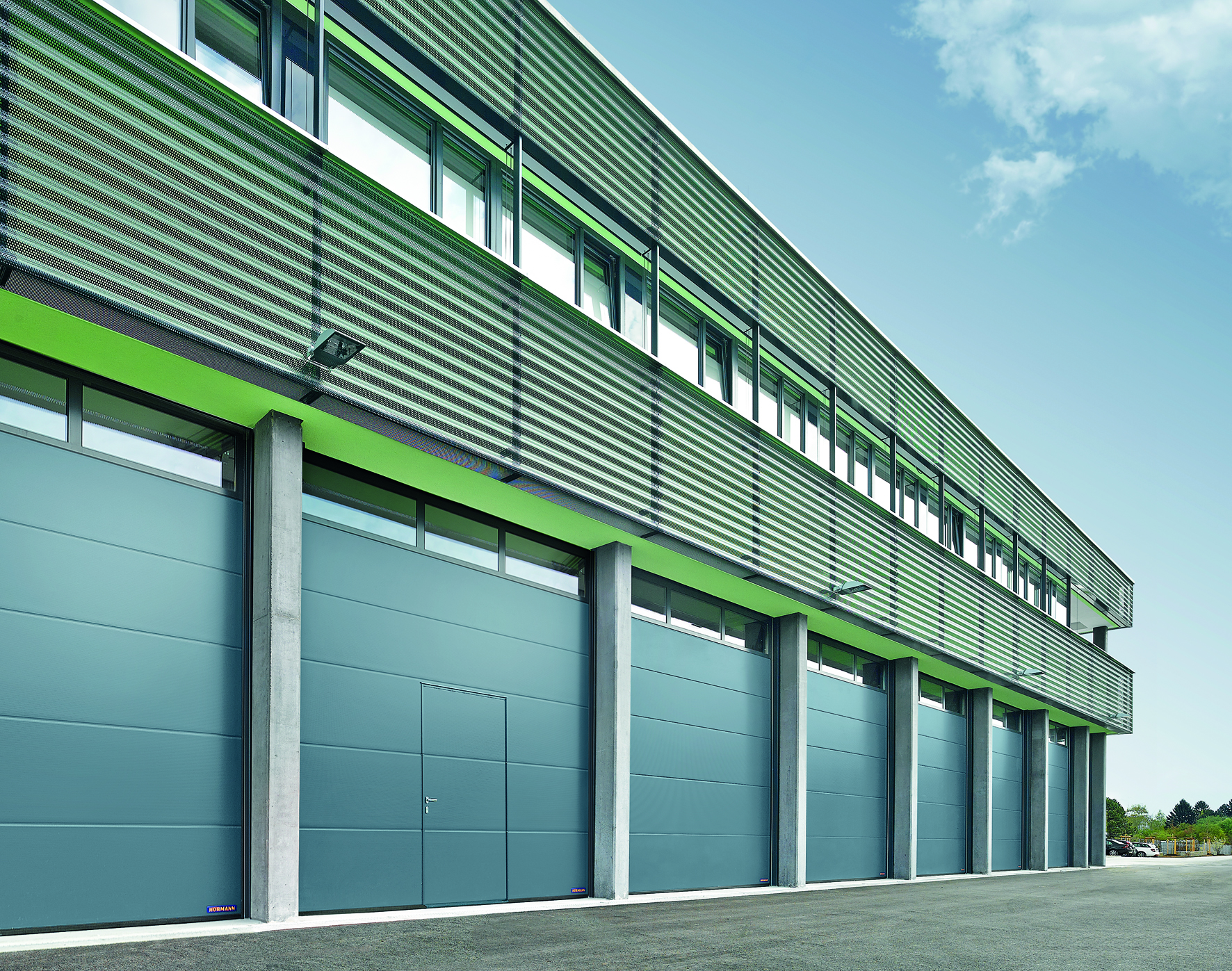 Porte sectionnelle industrielle sur mesure Hormann - motorisée ou manuelle - usage intensif avec 10 couleurs au choix_3