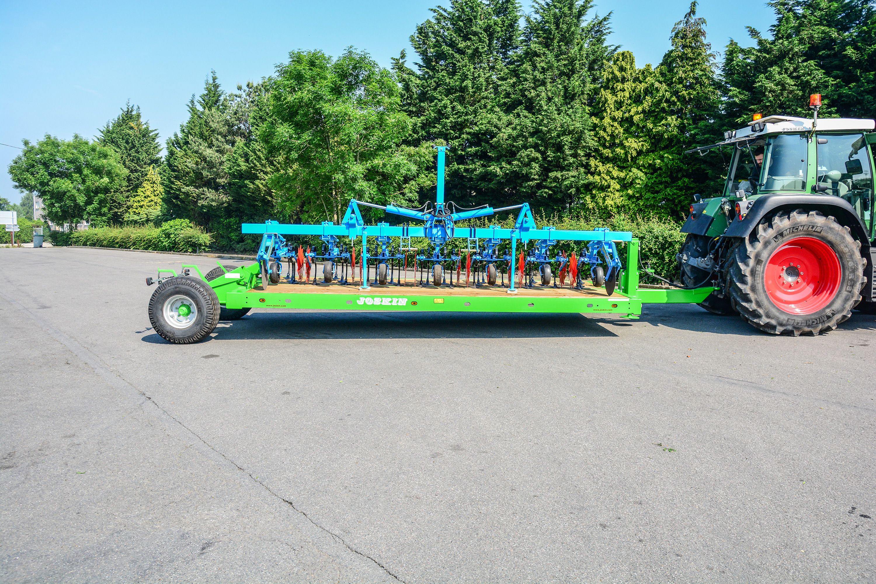 Plateau agricole polyvalent pour outils portés et engins