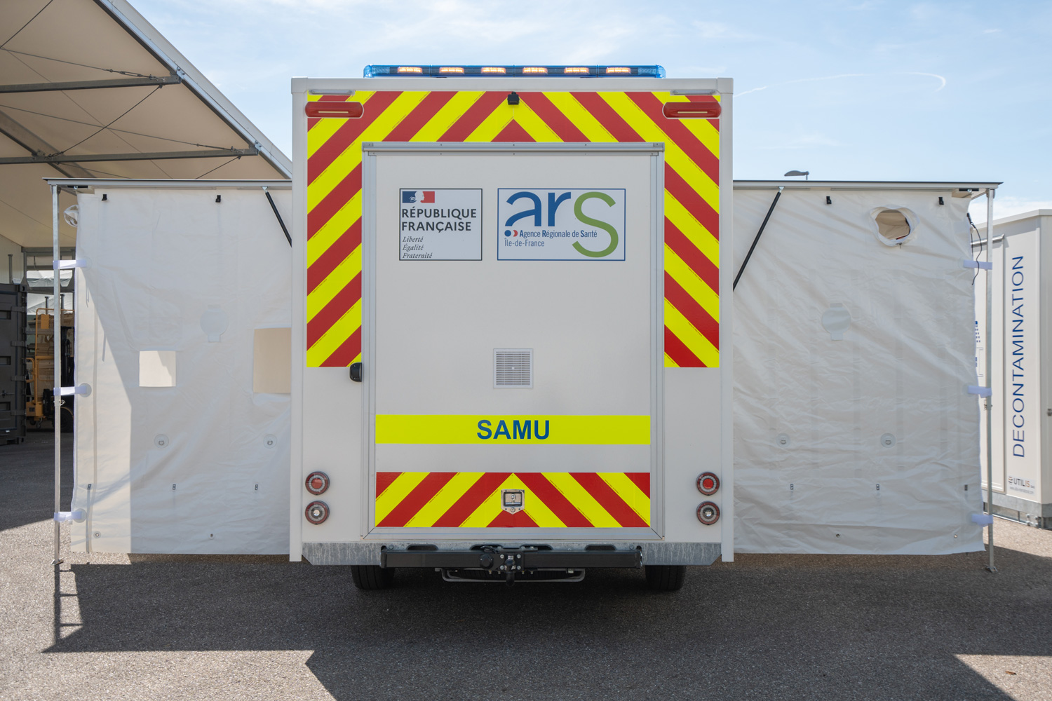 Véhicule de décontamination avec compartiment logistique et compartiment douche - Sur mesure - DECONROAD_3