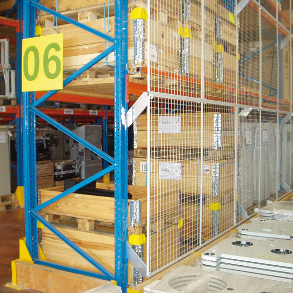 Protection grillagée anti-chute pour racks à palettes_3